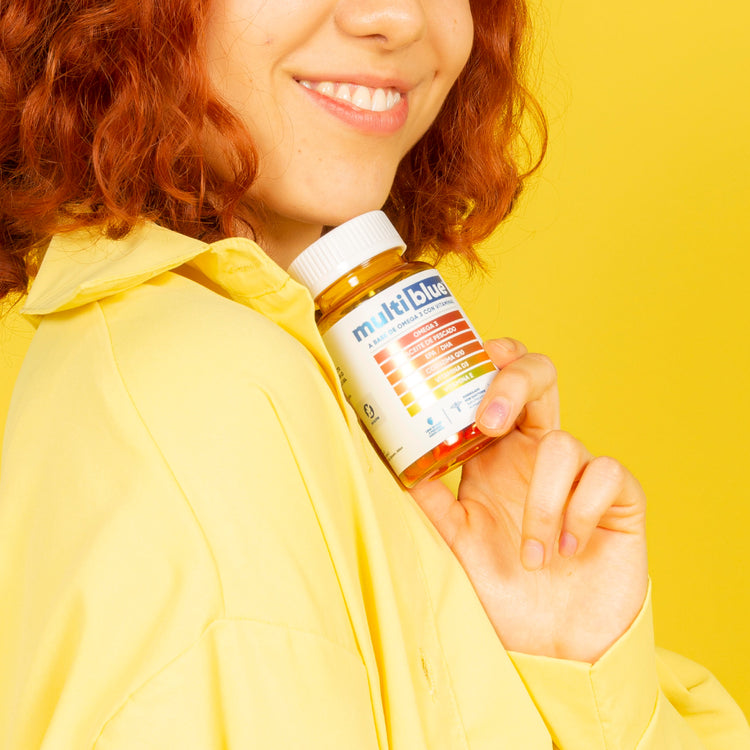 Mujer sosteniendo Omega 3 MultiBlue