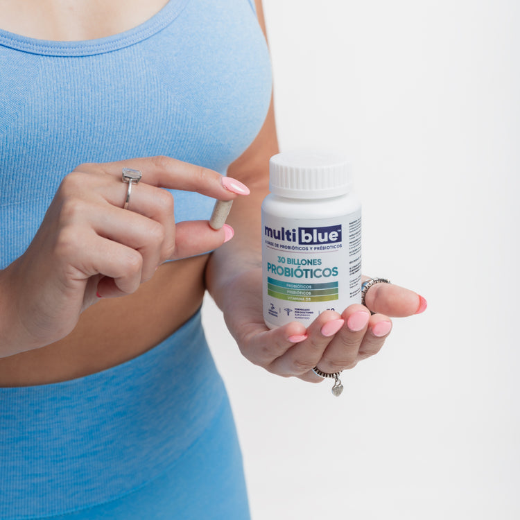 Mujer sosteniendo Probióticos MultiBlue