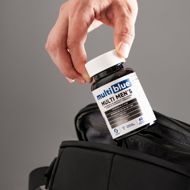 Hombre sacando Multivitamínico Men's MultiBlue de su mochila
